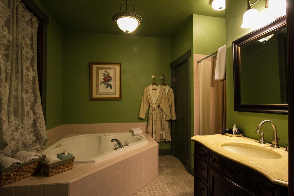 Swantown Inn Olympia Room photo